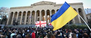 Protest gegen den russischen Angriffskrieg auf die Ukraine vor dem Parlament in Tbilisi. 