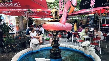 Der Brunnen im Garten der Bar Südblock am Kottbusser Tor in Berlin-Kreuzberg.