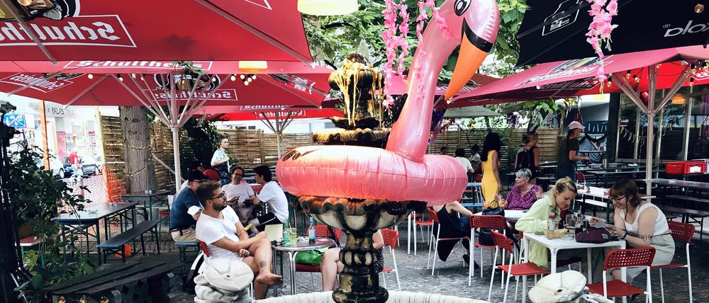 Der Brunnen im Garten der Bar Südblock am Kottbusser Tor in Berlin-Kreuzberg.
