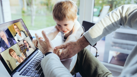 Online-Versammlungen haben auch Nachteile.  Zum Beispiel, wenn es technische Probleme gibt oder wenn man an einer entscheidenden Stelle abgelenkt wird. Gleichwohl soll das Wohnungseigentumsgesetz in dieser Richtung geändert werden.  