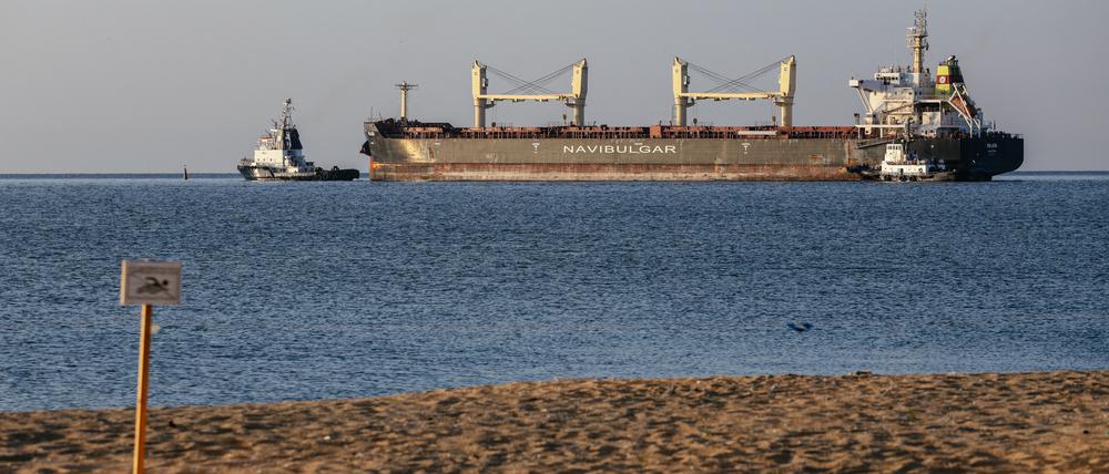 Das Getreideschiff M/V Rojen verlässt den Hafen von Tschornomorsk.