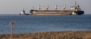 Das Getreideschiff M/V Rojen verlässt den Hafen von Tschornomorsk.  