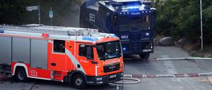 Ein Wasserwerfer der Polizei fährt zur Unterstützung der Löscharbeiten der Feuerwehr bei einem Waldbrand in den Grunewald. 