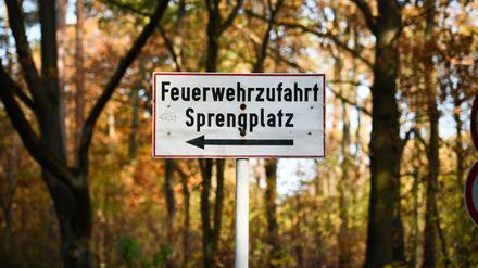 Auf dem Sprengplatz der Polizei im Grunewald war am Donnerstag zunächst dort gelagerte Pyrotechnik in Brand geraten. Die Flammen griffen auf den Wald über.