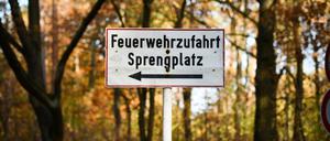 Auf dem Sprengplatz der Polizei im Grunewald war am Donnerstag zunächst dort gelagerte Pyrotechnik in Brand geraten. Die Flammen griffen auf den Wald über.