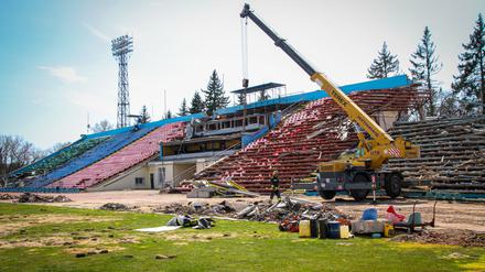 Bei russischen Luftangriffen im März wurde das Fußballstadion in Tschernihiw schwer beschädigt. 