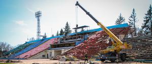 Bei russischen Luftangriffen im März wurde das Fußballstadion in Tschernihiw schwer beschädigt.