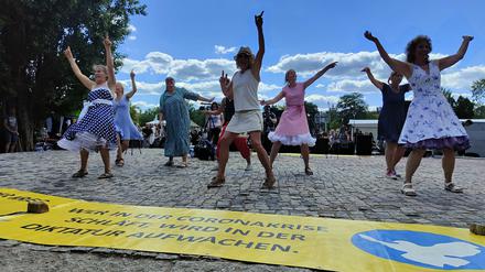 Etwa 300 Coronaverharmloser:innen feiern am Samstag im Berliner Mauerpark. 