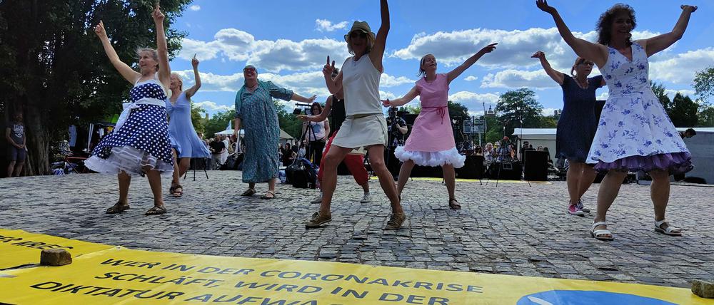 Etwa 300 Coronaverharmloser:innen feiern am Samstag im Berliner Mauerpark.