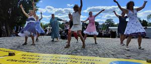 Etwa 300 Coronaverharmloser:innen feiern am Samstag im Berliner Mauerpark. 