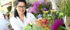 Die Berliner Floristin Thi Phuong Nhung in ihrem Blumenladen in der Westphaelischen Strasse 52 in Berlin Halensee.