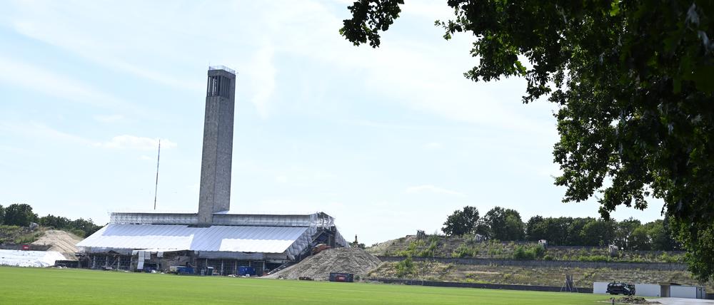 Zukunft - Zukunftsserie Olympiapark
- Maifeld Umbau -
Rundgang über das Gelaende Olympiastadion - Olympiapark. Was wird daraus werden? Umbau oder Neubau? Friedhard Teuffel Direktor Landessportbund Berlin.



Foto: Doris Spiekermann-Klaas