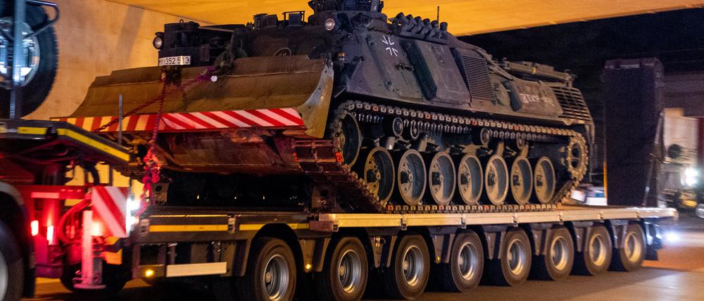 Ein Bergepanzer der Bundeswehr, genannt Dachs, erreicht in der Nacht den Sammelplatz an der Autobahnbrücke Hüttenweg, von wo er zum Einsatz an die Brandstelle im Grunewald gefahren wird. 
