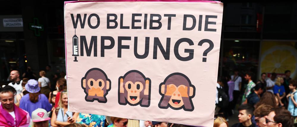 „Wo bleibt die Impfung?“ steht auf einem Protestschild, das am Christopher Street Day am 23. Juli 2022 in Berlin hochgehalten wird. 