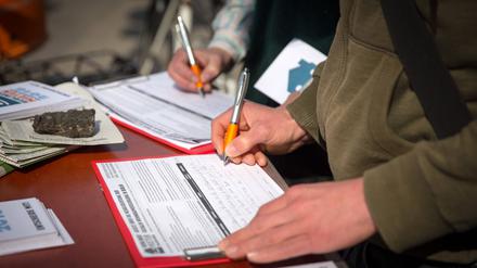 Engagierte Bürger:innen sammeln Unterschriften. 