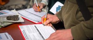 Engagierte Bürger:innen sammeln Unterschriften. 