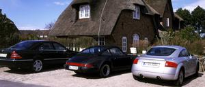 Sportwagen vor einem Haus auf Sylt (Archivbild)