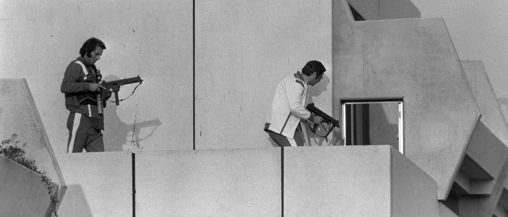 Polizisten auf dem Gebäude in der Connollystraße 31. Die Geiselnahme endete im Fiasko.