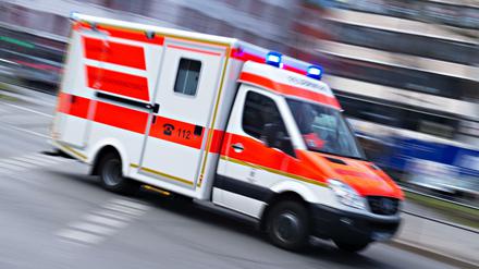 Rettungswagen mit Blaulicht im Einsatz.