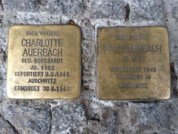 Stolpersteine für Charlotte Auerbach und Max Auerbach in der Güntzelstraße 49 in Berlin-Wilmersdorf. Ihr Sohn, der Maler Frank Auerbach, floh mit einem Kindertransport nach Großbritannien.