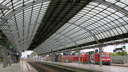 Ein Traum von einem Dach. Die Architekten von gmp entwarfen den Flughafen Tegel und den neuen Großflughafen, das Olympiastadion - und auch den neuen ICE-Bahnhof in Spandau. Wenn das Licht in das längste Bahnhofsdach Deutschlands scheint ....