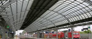 Ein Traum von einem Dach. Die Architekten von gmp entwarfen den Flughafen Tegel und den neuen Großflughafen, das Olympiastadion - und auch den neuen ICE-Bahnhof in Spandau. Wenn das Licht in das längste Bahnhofsdach Deutschlands scheint ....