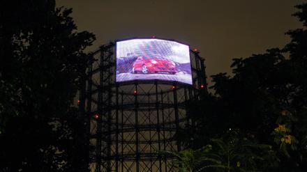 Symbolbild: Gleißend helle Werbung am Schöneberger Gasometer. 