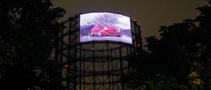 Symbolbild: Gleißend helle Werbung am Schöneberger Gasometer. 