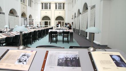 Blick in die Ausstellung "Wir waren Nachbarn" im Rathaus Schöneberg mit Alben über Menschen, die in der Nazizeit aus dem Bayerischen Viertel geflohen sind, deportiert wurden, ermordet wurden.