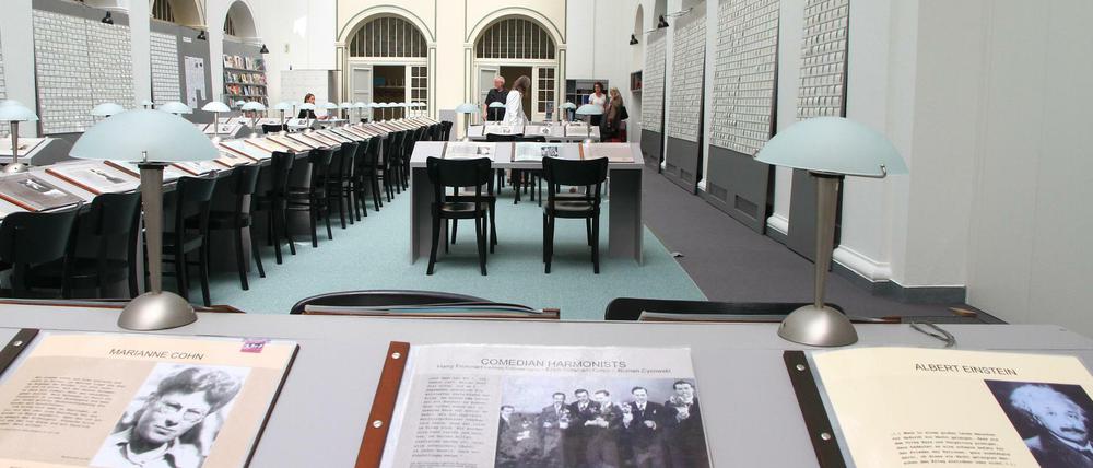 Blick in die Ausstellung "Wir waren Nachbarn" im Rathaus Schöneberg mit Alben über Menschen, die in der Nazizeit aus dem Bayerischen Viertel geflohen sind, deportiert wurden, ermordet wurden.