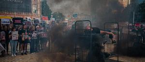 Ein Demonstrant stellt nach, wie Asow-Kämpfer womöglich bei der Explosion des Gefangenenlagers Oleniwka gestorben sind. Die Demonstration wurde von Freunden und Verwandten der Soldaten in Kiew organisiert. 