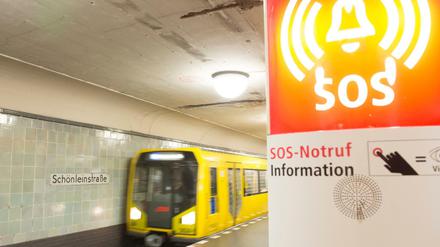 Eine U-Bahn fährt in den Berliner U-Bahnhof Schönleinstraße ein.