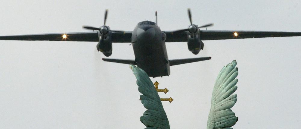 Eine Transportmaschine vom Typ Antonov-26 bei einer Luftfahrtshow in Budapest.