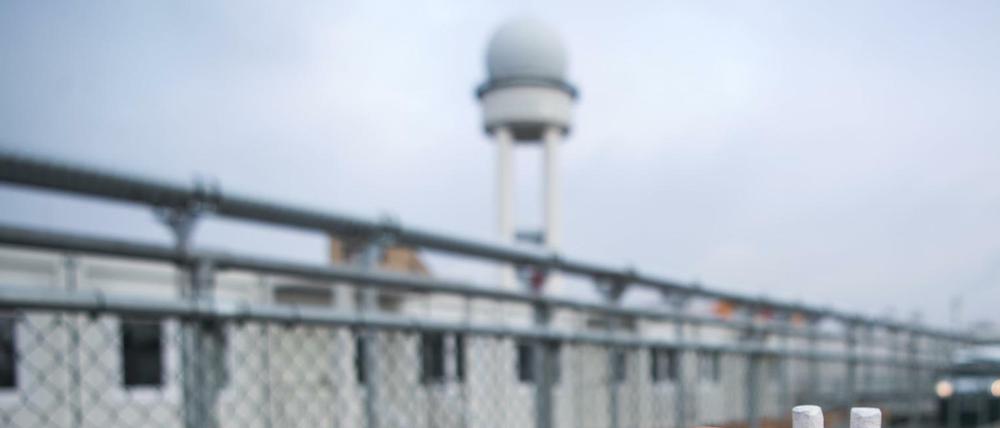 Eine Kinderwippe steht Anfang Dezember auf einem Kinderspielplatz vor einigen der fast 900 Container auf dem Gelände der Gemeinschaftsunterkünfte für Geflüchtete auf dem Tempelhofer Feld in Berlin.
