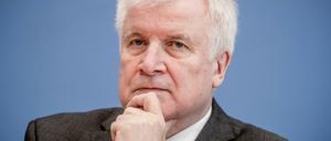 Bundesinnenminister Horst Seehofer (CSU) will abgelehnte Asylbewerber bis zur Abschiebung in Gewahrsam nehmen.