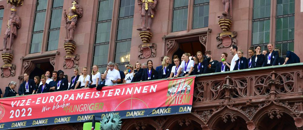 In Frankfurt werden die Vize-Europameisterinnen gebührend gefeiert.