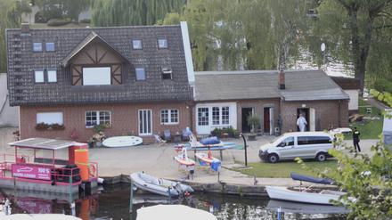 Im Anbau dieses Hauses (rechts) in Spandau fand die Polizei zwei Leichen, dort brannte es auch.