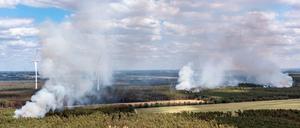 Mehrere neue Rauchsäulen stehen über dem Gebiet, in dem es seit Montag brennt. Die Feuerwehr in Brandenburg kämpft weiter gegen einen großen Waldbrand im Landkreis Elbe-Elster.