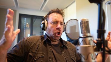 Der Limburger Sänger und „Layla“-Produzent Ikke Hüftgold alias Matthias Distel singt in seinem Studio (Archivbild).