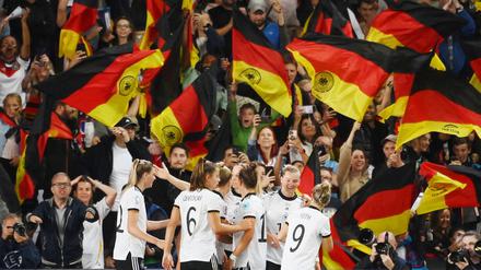 Alexandra Popp und ihre Teamkameradinnen freuen sich über ihr zweites Tor im Halbfinale.