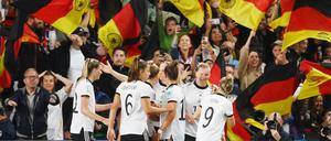 Alexandra Popp und ihre Teamkameradinnen freuen sich über ihr zweites Tor im Halbfinale.