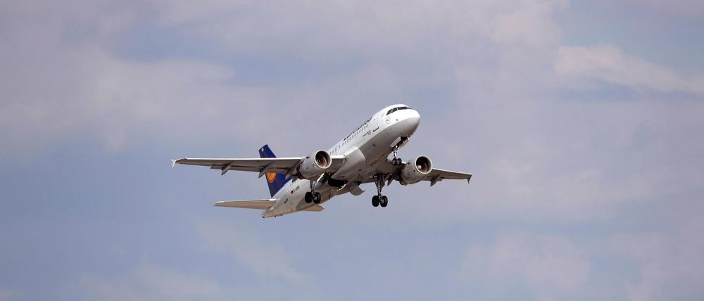 Ein Flugzeug der Lufthansa startet am Münchner Flughafen in den Wolkenhimmel (Symbolbild).