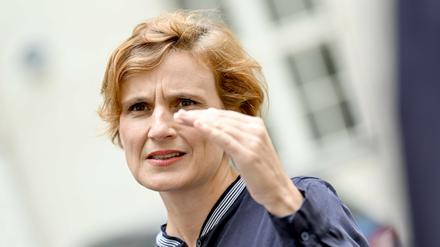 Integrationssenatorin Katja Kipping (Die Linke) auf der Pressekonferenz zu den Folgen des Rückzugs anderer Bundesländer aus dem EASY-Verteilsystem.