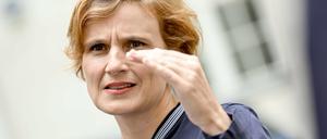 Integrationssenatorin Katja Kipping (Die Linke) auf der Pressekonferenz zu den Folgen des Rückzugs anderer Bundesländer aus dem EASY-Verteilsystem.
