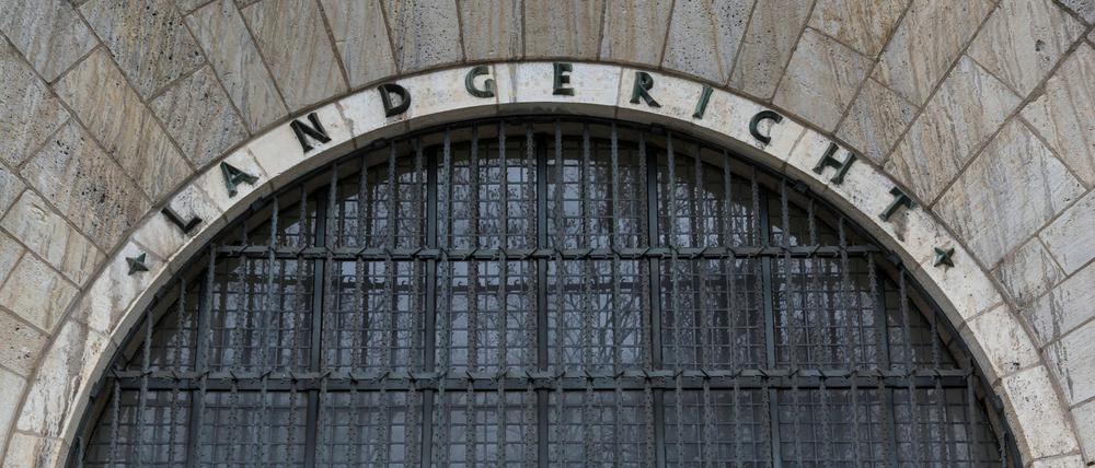 Die Anklage lautet unter anderem auf Verstoß gegen das Kriegswaffenkontrollgesetz. 