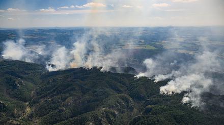 Blick aus einem Hubschrauber der Bundespolizei auf die Waldbrände Nationalpark Sächsische Schweiz