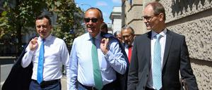 Friedrich Merz geht nach einem Treffen mit dem Vorsitzenden der polnischen Oppositionspartei in Warschau eine Straße entlang.