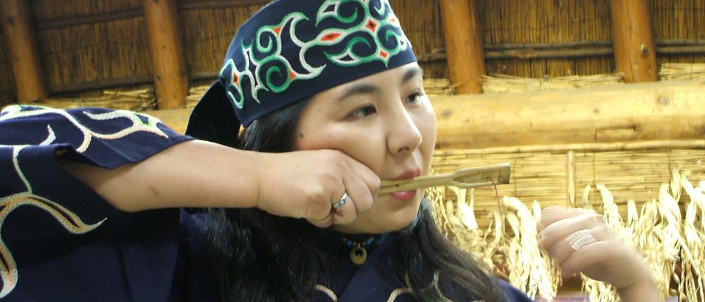 Aus Japans Norden. Fukiko Goukon vom Ensemble Ainu spielt auf einer Bambusmaultrommel.