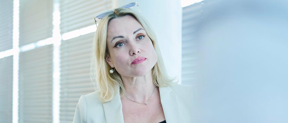 Die durch ihren Kriegsprotest bekannt gewordene Journalistin Marina Owsjannikowa steht bei einem Interview mit der dpa. 