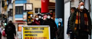 Zahlreiche Menschen stehen in einer Schlange am Ringcenter, um sich in der neuen Impfstelle des Arbeiter-Samariter-Bunds (ASB) gegen das Coronavirus impfen zu lassen.
